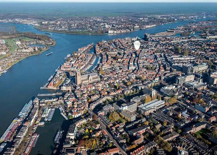 Luxe Toplocatie! Monument Hartje Centrum Dordrecht, 2 Badkamers, 2 Keukens, Tuintje
